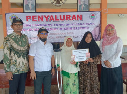 Pemdes Menunggal Kedamean Bagikan BLT Dana Desa ke-8 2024