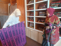 Promosikan Produk Lokal, Risma Blusukan di Banyuwangi