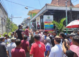 Terima Jatah Beras Apek, Ratusan Warga Desa Roomo Manyar Geruduk Balai Desa Setempat