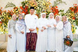 Gelar Pengajian Jelang Pernikahan Sang Putra, Khofifah Doakan Sakinah Mawaddah Warohmah