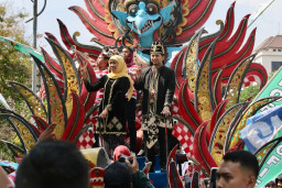 Diiringi Kesenian Khas Jatim, Khofifah-Emil Diarak Ribuan Pendukungnya ke Tugu Pahlawan