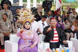 Tampil Nyentrik, Luluk - lukman Kenakan Busana Kencono Wungu dan Sakera