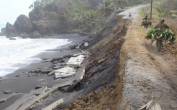 Terdampak Abrasi, Jalan Penghubung 2 Kecamatan di Lumajang Ambles