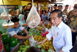 Tinjau Pasar Dukuh Kupang, Jokowi Mesem Dipanggil "Mulyono"