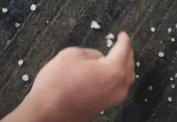 Jombang Dilanda Hujan Es dan Angin Kencang, 1 Rumah Warga Rusak