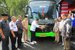 Pj Gubernur Adhy Launching Bus Trans Jatim Koridor V
