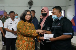 Serahkan BLT Buruh Rokok, Pj Wali Kota Kediri : Belanjakan Dengan Bijak dan Jangan Konsumtif