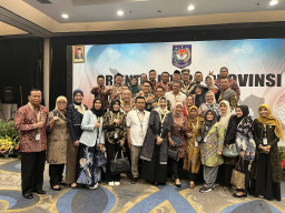 Rocky Gerung dan Kepala BPSDM Tutup Orientasi DPRD Jatim 2024 di Jakarta