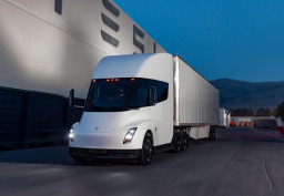 Heboh Truk Listrik Tesla Terbakar, Pemadaman Butuh 190 Ribu Liter Air