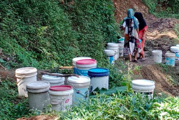 Kekeringan Ekstrem, Warga di Ponorogo Tampung Air Hujan untuk Memasak