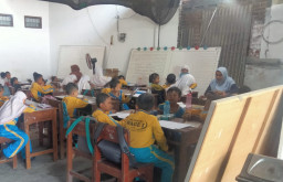 Rehab Berat SDN 1 Wage, Siswa Tetap Semangat Belajar Meski Ngungsi di Rumah Warga