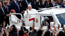 Jokowi, Antar Paus Naik Mobil Maung