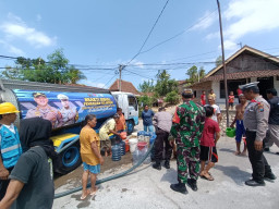 Polres Blitar Bagikan Air Bersih pada Warga Terdampak Kekeringan