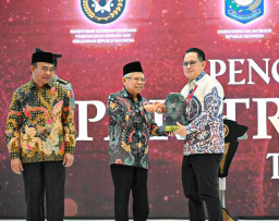 Pemprov Jatim Raih Paritrana Award 2024 Kategori Terbaik Inovasi Se Jawa-Bali Kat
