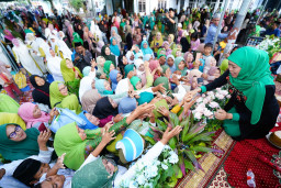 Khofifah Ajak Muslimat NU Jember Perbanyak Sedekah, Bantu Entaskan Kemiskinan Ekstrem