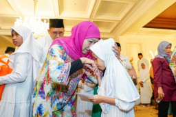 Segera Nikahkan Putra Ketiganya, Khofifah Ziarah Makam dan Gelar Yatiman