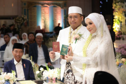 Khofifah Mantu di Masjid Al-Akbar Surabaya, Jokowi Hadir Sebagai Saksi