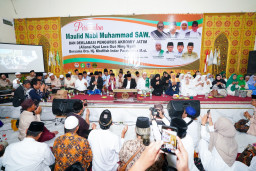 Hadiri Deklarasi Dukungan dari Akromy Jatim, Khofifah Terima Naskah Quran Kuno Berusia 700 Tahun