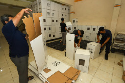 KPU Kota Blitar Sortir dan Lipat Kotak Suara untuk Pilkada 2024