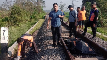 Berjalan di Atas Rel, Lansia Tewas Tertabrak KA