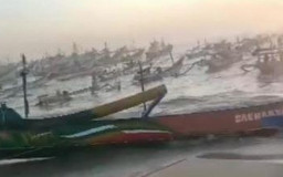 Diterjang Gelombang Laut, 8 Perahu Nelayan di Pantai Papuma Karam