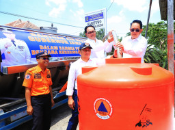 Pj Gubernur Adhy Salurkan Air Bersih untuk Dua Desa Terdampak Kemarau di Kabupaten Blitar