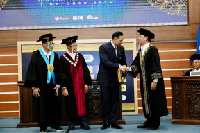 Penuh Haru, Menteri AHY Persembahkan Gelar Doktor untuk Almarhumah Ibu Ani Yudhoyono