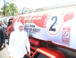 Khofifah dan Relawan Lumajang Kirim Bantuan Air Bersih untuk Warga Terdampak Kekeringan