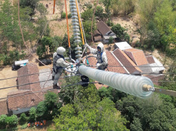 Ganti Isolator Tanpa Padam, PLN Komitmen Jaga Jaringan 500kV Jawa- Bali