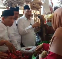 Calon Bupati Sampang H.Slamet Junaidi blusukan ke pasar Srimangunan