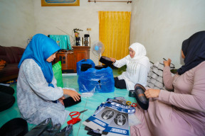 Khofifah Dorong Kampung Produksi Kopyah di Gresik Jadi Desa Devisa, Bisa Tembus Pasar Global