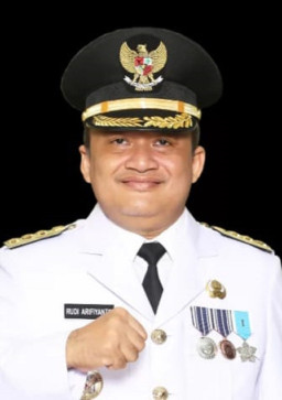 Pj Bupati Sampang Diduga 'Menggendong' Plt Staf Ahli SDM ke Mana-Mana