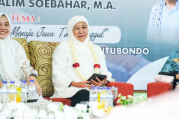 Sarasehan Hari Santri di PP Nurul Wafa Situbondo, Khofifah Ceritakan Sukses Program OPOP Go Global