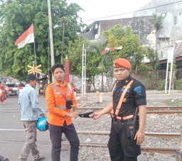 Perjalanan KA Commuterline Jenggala Tertemper Pengendara Motor yang Menerobos dan Melawan Arus