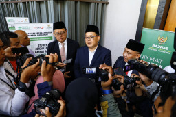 Pj Gubernur Adhy Terima Penghargaan BAZNAS Jatim Award 2024