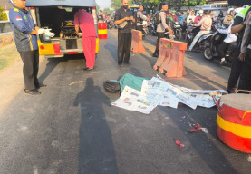 Hantam Tong Pembatas, Pemotor Luka Berat Ditabrak Dump Truk
