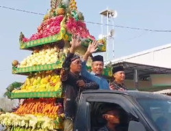 Warga Tambakrejo Guyup Rukun Gelar Sedekah Bumi dan Arak Tumpeng