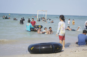 Wisata Pantai Pasir Putih Dalegan Terus Bersolek, Bakal Bangun Wahana Baru untuk Anak-anak