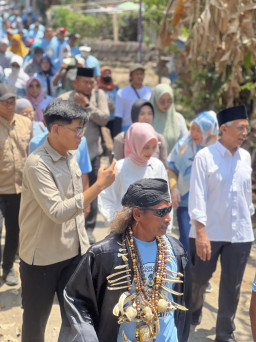 Blusukan di Kelurahan Bandar Kidul, Vinanda - Gus Qowim Bunyikan Lirik "Ojo Lali Nomor 1"