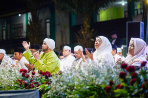 Sholawatan di PP Darussalam Mekar Agung Madiun, Habib Syekh: Khofifah Gubernur yang Ngayomi dan Berjiwa Pendidik