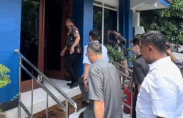Didesak 21 Anggota Dewan Bahas AKD, Firdaus Ketua DPRD Kota Kediri Pilih Keluar Ruangan
