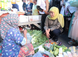 Blusukan di Pasar Pabean dan Pasar Kapasan Surabaya, Khofifah Beri Kesehatan Gratis dan Dicurhati