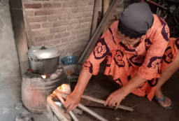 Kelangkaan Gas LPG 3 Kg, Warga di Jombang Terpaksa Pakai Kayu Bakar