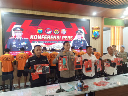 Pasutri Asal Surabaya Ditangkap Bersama 9 Pelaku Lainya Edarkan Sabu di Lamongan