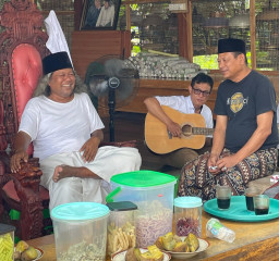 Gayeng, Gus Muwafiq Restui Paslon Ghofur-Firosya, Nitip Pesan Perbaiki Jalan dan Jaga Kerukunan