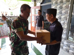 Yonif 511 Blitar Bagikan Paket Sembako pada Masyarakat