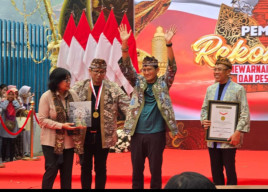 Kota Mojokerto Sukses Pecahkan Rekor MURI Dunia Mewarnai Batik Terpanjang dan Peserta Terbanyak