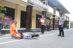Polres Blitar Gelar Rekonstruksi Tewasnya Siswa Ponpes Dilempar Kayu Berpaku
