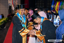 UNESA Kukuhkan 1.513 Wisudawan Periode 112, dan Apresiasi Lulusan Terbaik