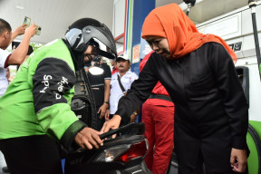 Bareng Relawan Gokil Gaspoll, Khofifah Bagikan BBM untuk Ratusan Ojol